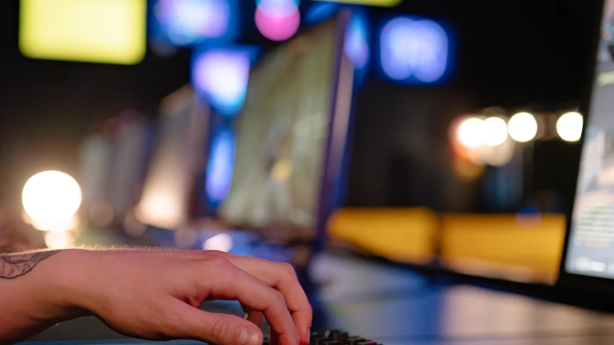 Keyboard and monitor scene illustrating fast refresh rate and gaming response
